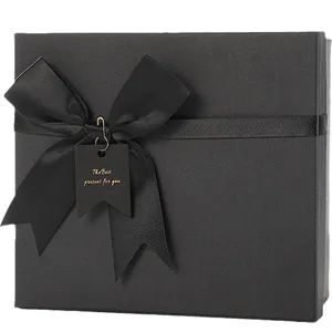 Caja de regalo negra clasica con lazo de cinta, embalaje elegante para cumpleanos