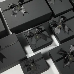 Scatola regalo nera con fiocco in nastro, confezione premium per compleanni e feste.