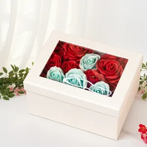 Caja de regalo decorativa con ventana transparente y rosas de jabón artificiales para eventos.