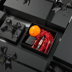 Elegante scatola regalo nera di lusso con nastro in satin per confezioni festive perfette.