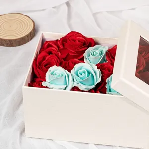 Caja de regalo con rosas artificiales rojas y azules, diseño de ventana transparente.