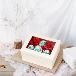 Vista detallada de la caja de regalo rectangular con ventana transparente y rosas.