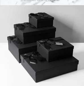 Set di scatole regalo nere classiche con elegante nastro, perfette per confezioni di lusso.