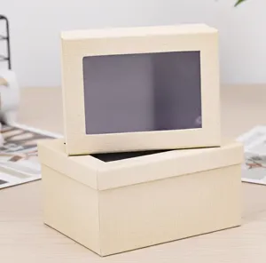 Caja de regalo de papel kraft con ventana transparente, elegante embalaje para cosméticos.