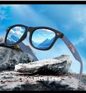 Gros plan de lunettes de soleil polarisées avec protection UV400 et design de branches unique.