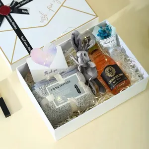 Cadeaupakket met een schattig pluche konijn, handdoek, rosé wijn en een wenskaart.
