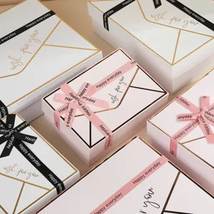 Ins stijl roze en witte geschenkdozen met gouden lijnen en mooie lintdetails voor cadeaus.