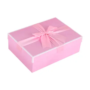 Grote roze geschenkdoos met satijnen strik, ideaal voor cadeauverpakking en feestdagen.
