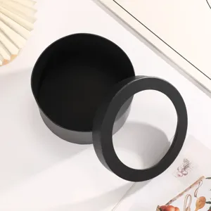 Zwarte ronde bloemendoos met helder vensterdeksel, perfect voor DIY boeket verpakking ontwerpen.