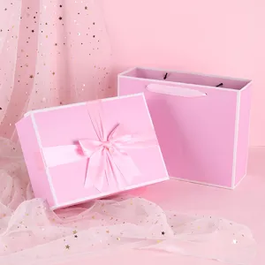 Roze geschenkendoos set met striklint, elegante verpakking voor feestdagen en cadeaus.