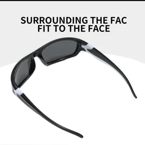 Vista detallada de gafas de sol polarizadas deportivas en blanco y negro para hombre.