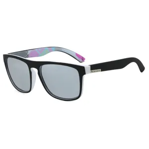 Herren polarisierte Sport Sonnenbrille mit schwarz-weissem Gestell und Gläsern.