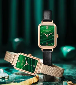 Elegante grüne Quarz-Damenuhr mit quadratischem Roségoldgehäuse und stilvollen Armbändern.