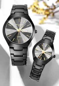 Set di orologi al quarzo di coppia nera con quadrante sfaccettato e cinturino in acciaio, dettaglio.