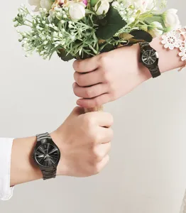 Set orologio al quarzo di coppia con cinturino in acciaio nero, quadrante e datario.