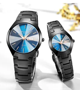 Set di orologi al quarzo di coppia con cinturino in acciaio nero e quadrante blu sfaccettato.