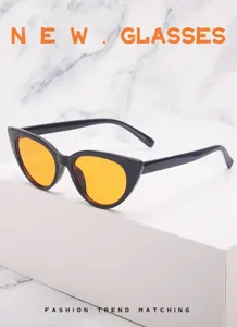 Lunettes de soleil œil de chat rétro pour femmes, monture noire tendance verres jaunes.