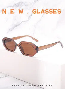 Lunettes de soleil carrees retro tendance pour femmes et hommes, monture marron.