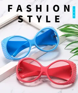 Occhiali da sole rotondi alla moda con protezioni laterali, stile streetwear chic.