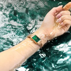 Elegante Damenarmbanduhr mit smaragdgrünem rechteckigem Zifferblatt und goldenem Mesh Armband