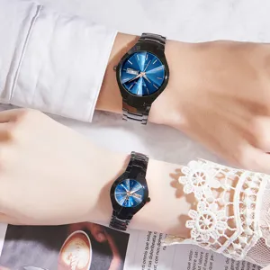 Elegante set di orologi al quarzo di coppia con quadrante blu e cinturino in acciaio.