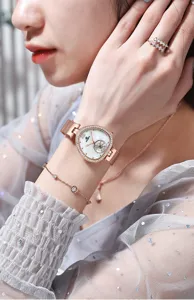 Elegante Damen Quarz-Armbanduhr in Roségold mit Perlmutt-Zifferblatt und Strass-Lünette.