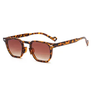 Retro vierkante zonnebril met schildpadmontuur en bruine gradiënt glazen voor dames.