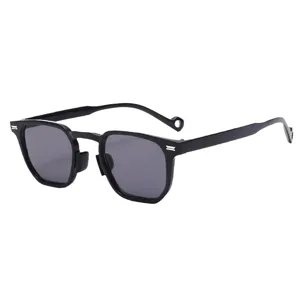 Zwarte vierkante vintage zonnebril voor dames, trendy retro bril met stijlvol montuur.