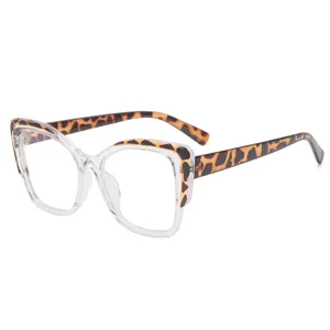 Stylische quadratische Blaulichtfilter Brille für Damen mit klarem Rahmen und Leopardenbügeln.