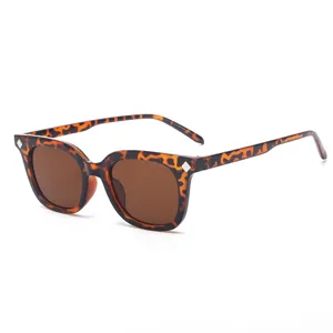 Retro square sunglasses for men and women, lightweight tortoiseshell frame UV protection