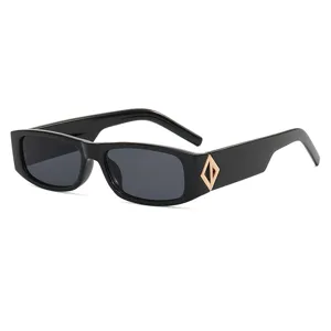 Trendy zwarte zonnebril voor dames en heren, stijlvol smal montuur met gouden accenten.