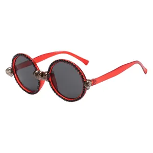 Lunettes de soleil rondes rouges en strass décorations de crânes gothiques pour femmes