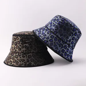 Nahaufnahme der glitzernden Strass-Leoparden-Fischerhüte mit wunderschönen Kristalldetails.