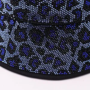 Nahaufnahme der luxuriösen blauen Strass-Leopardenmuster-Fischerhut, glitzernde Textur.