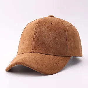 Détail de casquette de baseball en suédine marron avec texture douce et visière courbée.