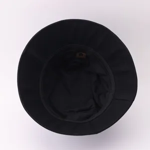 Detaillierte Innenansicht eines klassischen schwarzen Fischerhutes mit kleinem Label.