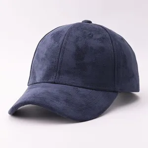 Gros plan de la casquette de baseball en suédine bleu marine, texture douce et visière.