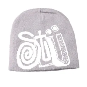 Bonnet en tricot gris avec motif jacquard blanc, style pullover confortable pour l'hiver.