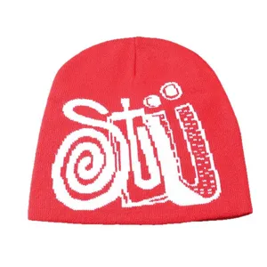 Bonnet en tricot rouge avec design jacquard à lettres blanches, bonnet d'hiver chaud et décontracté.
