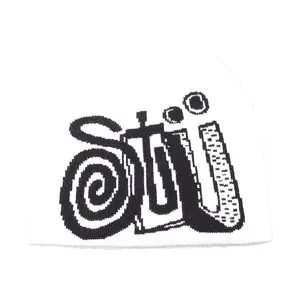 Bonnet en tricot blanc avec motif de lettres jacquard noires, style tendance hivernal.