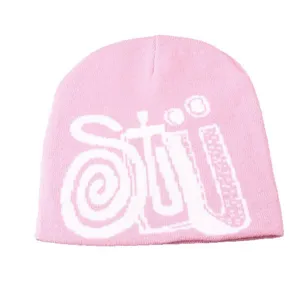 Gros plan bonnet en tricot rose, avec lettres jacquard blanches et texture laine douce.