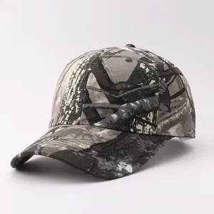 Detailansicht einer Outdoor Camouflage Baseballkappe mit gebogenem Schirm und Baummuster.