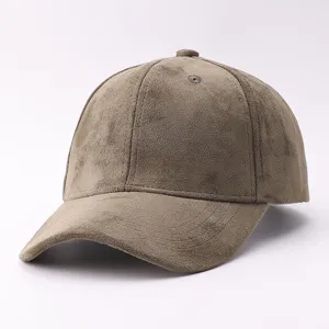 Gros plan sur la texture douce en similicuir suédé et les coutures de la casquette unie.