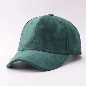 Vue détaillée d'une casquette en suédine vert foncé avec visière courbée et style uni.