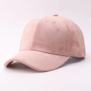 Gros plan sur la casquette en daim rose, montrant une texture douce et une visière incurvée.