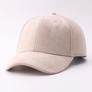 Gros plan de la casquette en suédine beige avec visière courbée et texture de tissu douce.