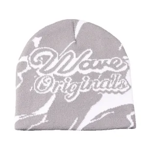 Bonnet en tricot jacquard gris et blanc avec motif de lettres élégant, chaud et confortable.