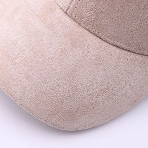 Gros plan sur les details de la casquette en suédine douce avec des coutures soignées.