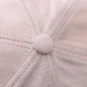 Gros plan sur le sommet de la casquette en suédine kaki avec coutures détaillées.