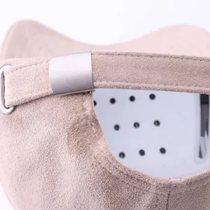 Vue détaillée de la boucle métallique réglable sur une casquette en daim uni beige.